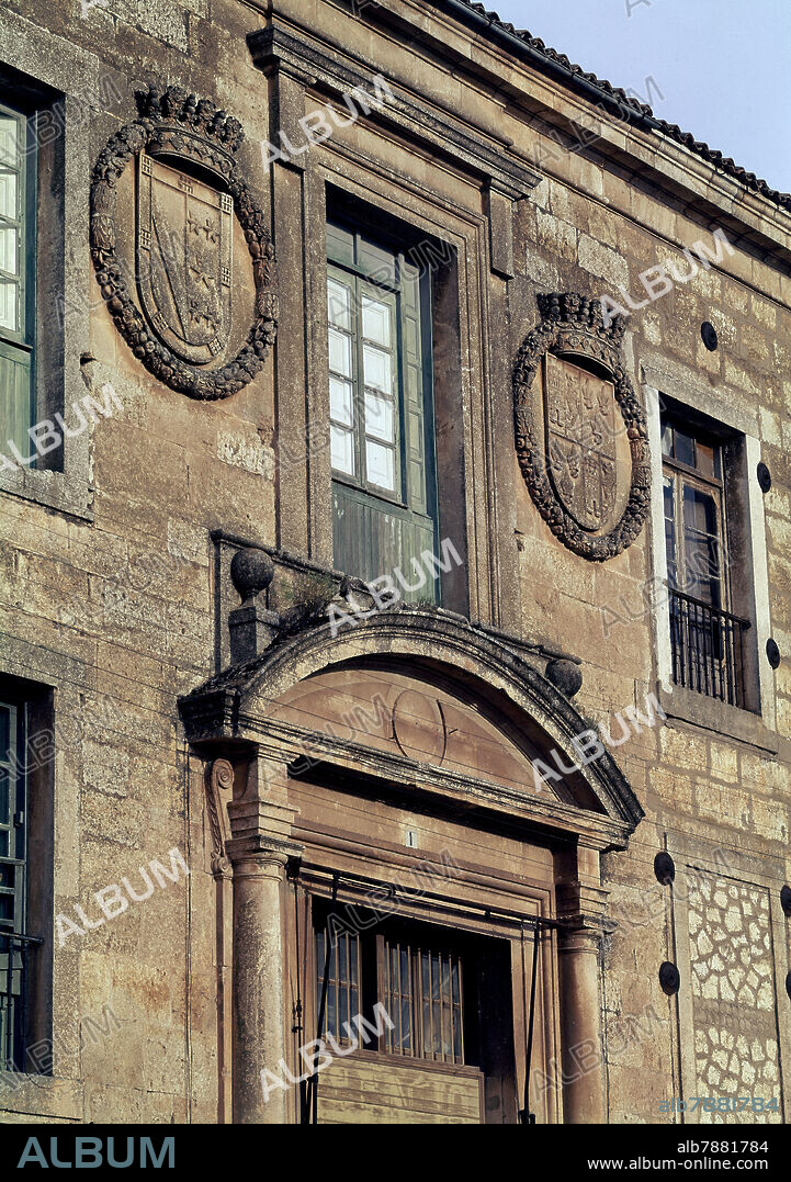 FRANCISCO DE MORA (1552-1611). EXTERIOR - VANO FLANQUEADO POR DOS ESCUDOS DE LA FAMILIA SANDOVAL - 1604 - ARQUITECTURA BARROCA ESPAÑOLA.