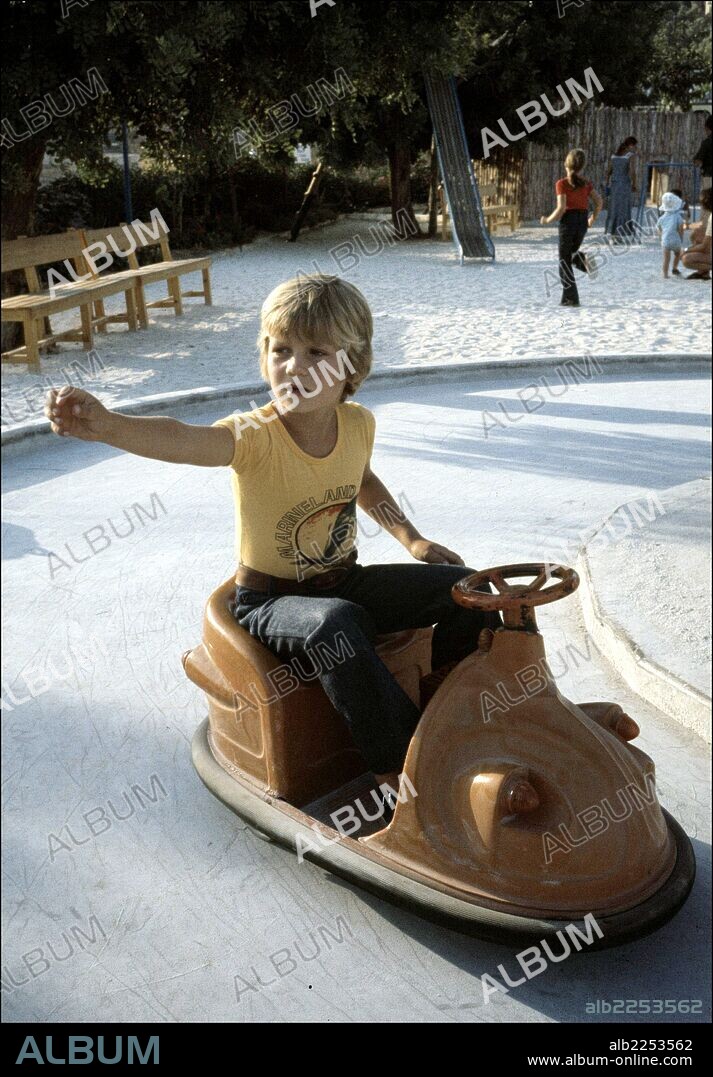 BORBON, FELIPE DE. MADRID 1968-. PRINCIPE DE ASTURIAS. HIJO DE JUAN CARLOS I Y DE SOFIA DE GRECIA. AÑO 1975 PARQUE ATRACCIONES MADRID.