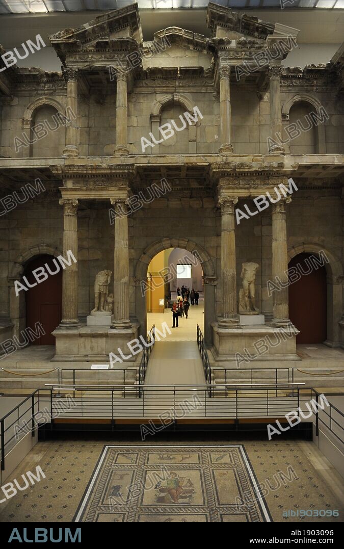 ARTE ROMANO. ASIA MENOR. PUERTA DEL MERCADO DE MILETO. Construída en el año 120 a. C, bajo el reinado del emperador Adriano. Servía de acceso al mercado sur de la ciudad helénica de Mileto. Vista parcial de la fachada con el frontón central. En primer término los mosaicos policromados. Museo de Pérgamo (Isla de los Museos). Berlín. Alemania. España.
