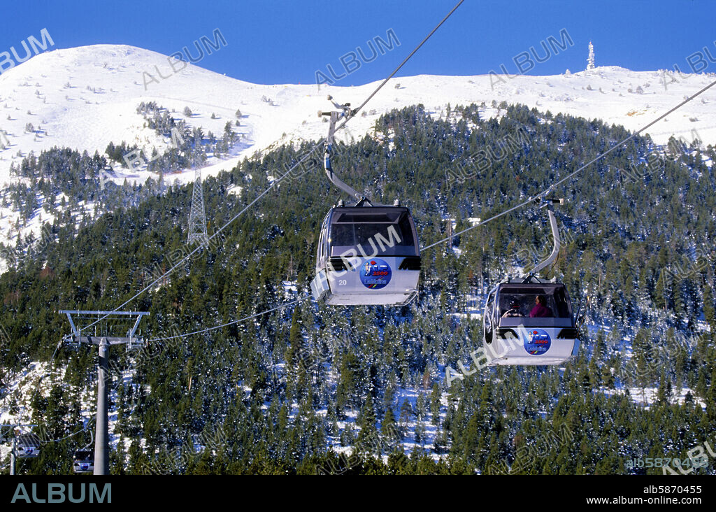 Estacion de ski de "La Molina"; telecabinas de remontes; al fondo: zona de enlace con estación de "Masella".