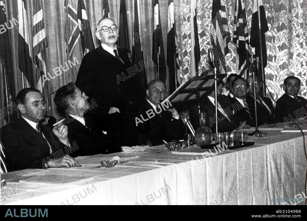 Bretton Woods Conference 1944. John Maynard Keynes and Harry Dexter White founding fathers of the IMF and the World Bank.