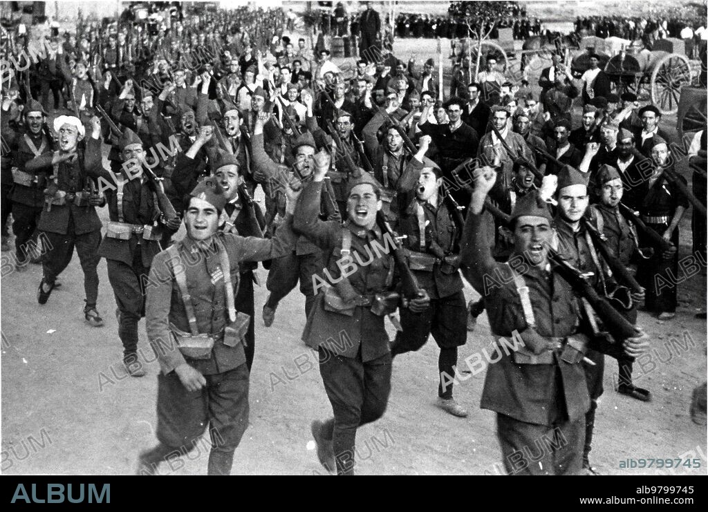 24 agosto 1936. Fuerzas de la columna Mangada, Desfilando en Navalperal (Ávila), ante el mismo coronel Mangada, A quien Aclaman, después de Haberle Sido Impuesto, por las Milicias Populares, el fajín de general en premio A sus Méritos de Campaña.