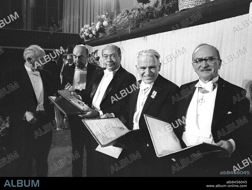 The five Nobel prizewinners with their awards after the ceremony in Stockholm Friday, Dec. 10, 1971: From left Simon Kuznets, USA, economics; Pablo Neruda, Chile, literature; Earl Sutherland, USA, medicine; Gerhard Herzberg, Canada, chemistry and Dennis Gabor, England, physics.. Photo: Olle Lindeborg code 190. COPYRIGHT SCANPIX SWEDEN, POOL.