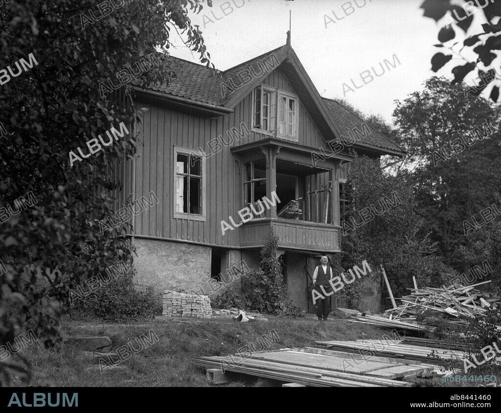 Göteborg - 1937-10-11 - Hus - Villa i Bjurslätt på Hisingen - den har enligt GT tillhört chefredaktören S AHedlund på Handelstidningen - Slätta Damm och omårdet däromkring blev ju Hedlunds livsverk och omkring år 1937 rivs husen - på 1960-talet fanns ett enda kvar. Det var en gul liten villa som låg norr om de inhuggna namnen i berget (där Arvid Lindmansgatan börjar). Därlåg också huvudbyggnaden med björken som Viktor Rydberg en gång planterade - *** Local Caption *** GT - Låda 1937-oktober-02 . KAMERAREPORTAGE.