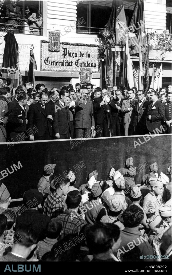 1937. José cano Coloma, alcalde de Valencia, en un momento de su Discurso, al descubrir la placa que Rotuló la plaza de la Generalitat Catalana.