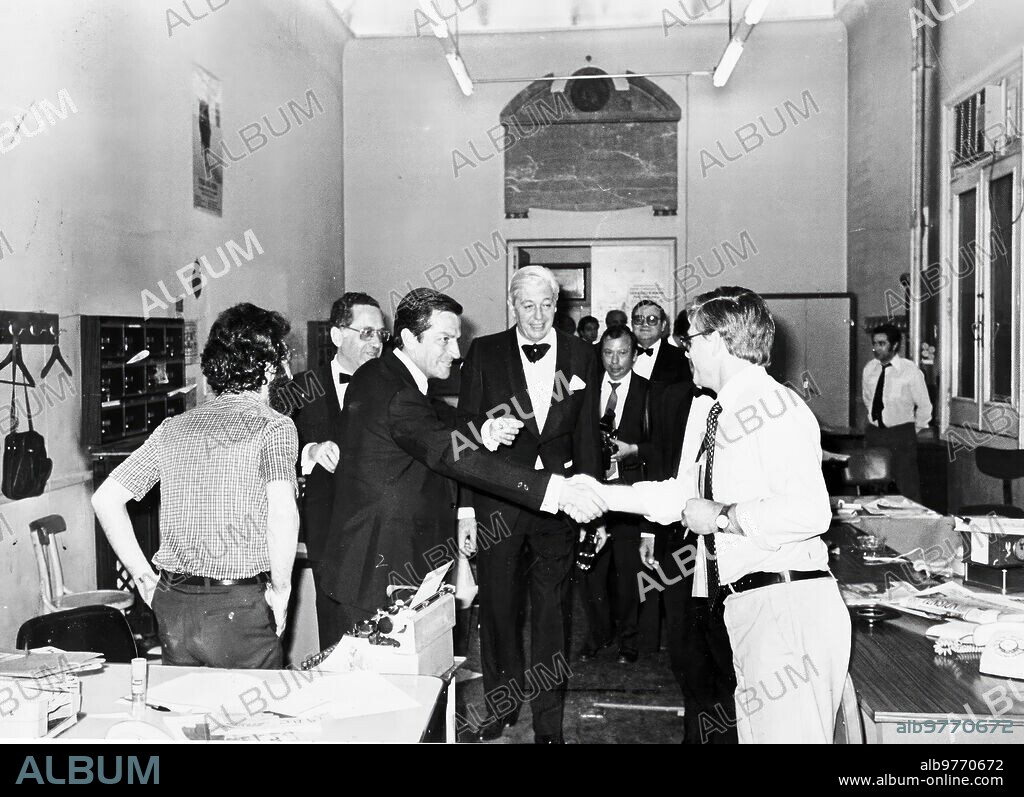 Madrid, 18/6/1980.- Adolfo Suárez en la redacción de ABC, acompañado por Guillermo Luca de Tena. Había acudido a la cena de la entrega de los Premios Cavia. En la foto saluda al redactor jefe de noche, Ignacio Ramos.