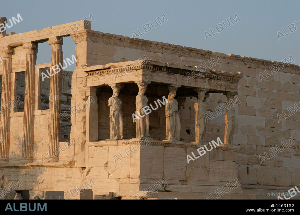 ARTE GRIEGO. GRECIA. ERECTEION. Vista general del Pórtico Sur o PORTICO DE LAS CARIATIDES o KORAI. Arquitrabe sostenido por seis esculturas de 2,30 m. altura de "Korai", figuras sagradas femeninas revestidas con un peplo jónico. Siglo V a. C. ACROPOLIS DE ATENAS. Grecia.