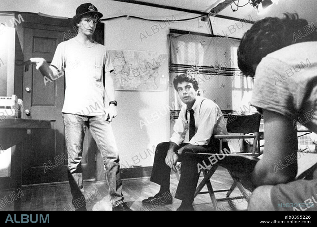 PETER GALLAGHER and STEVEN SODERBERGH in SEX, LIES AND VIDEOTAPE, 1989, directed by STEVEN SODERBERGH. Copyright OUTLAW.