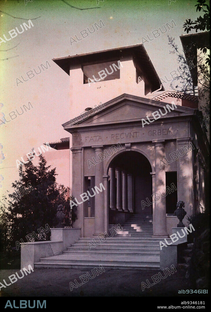 Portico of Villa La Fiorentina near Saint Jean Cap Ferrat, On the portico is written: Fata Regunt Orbem., anonymous, c. 1917 - c. 1940, glass, height 130 mm × width 180 mm.