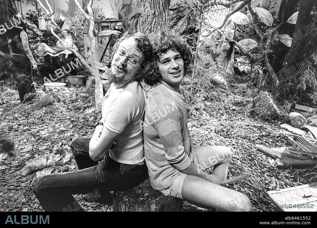 1972-03-20.. Inspelning av KOJAN. Barnprogram i TV med manus av Allan Rune Pettersson.. Sänt första gången 1972-03-20.. Här ses Allan Rune Pettersson (tv), författare, och Stig Engström, skådespelare.. Foto: Bertil S-son Åberg / RiR / SVT / Kod: 5600. Notis publ. i RiR 14/72 sid. 23.. RiR 20493 sv/v neg.