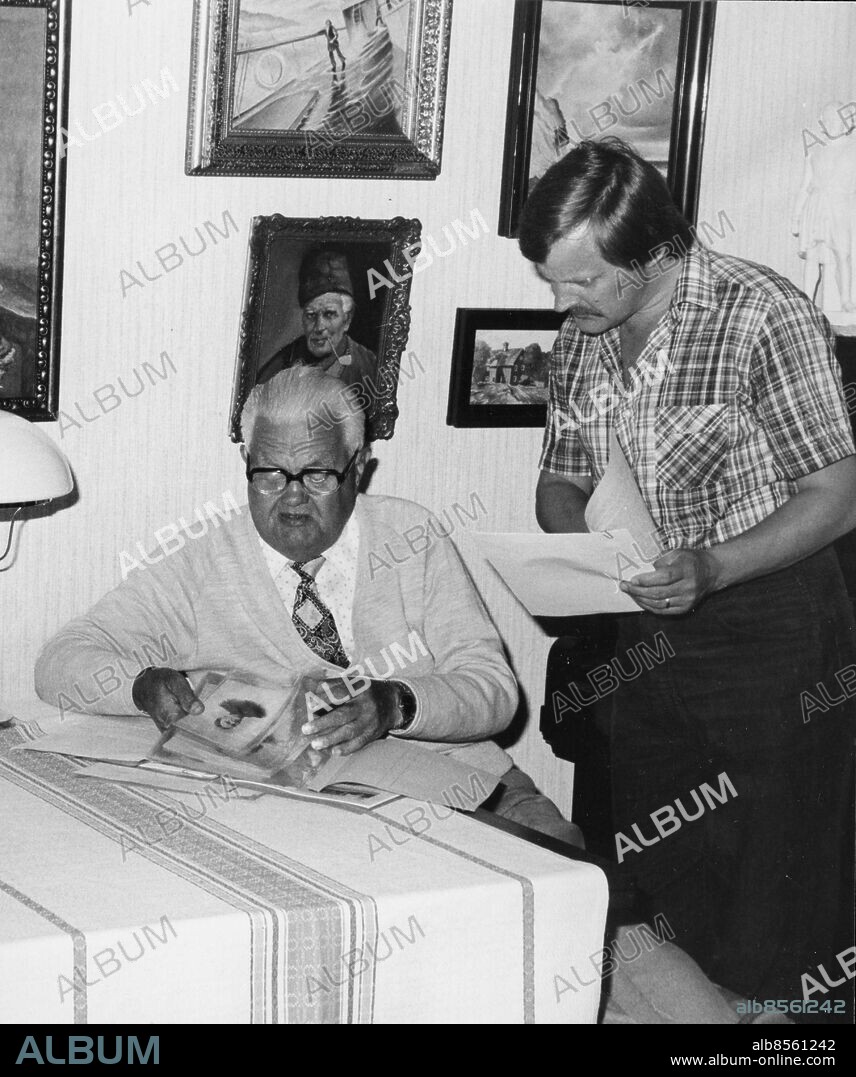 Hemma hos masthuggskännaren Nils Henriksson 1982 där Kent Thornander denna gång är intresserad lyssnare. *** Local Caption *** . Christer Andersson.