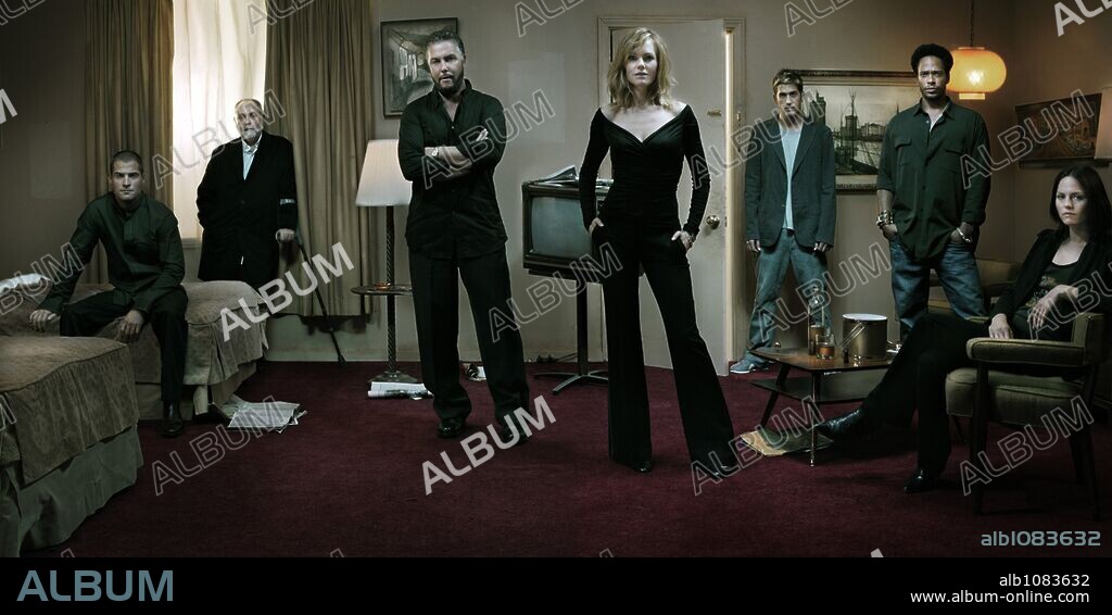 ERIC SZMANDA, GARY DOURDAN, GEORGE EADS, JORJA FOX, MARG HELGENBERGER, ROBERT DAVID HALL and WILLIAM PETERSEN in CSI: CRIME SCENE INVESTIGATION, 2000. Copyright CBS TELEVISION.