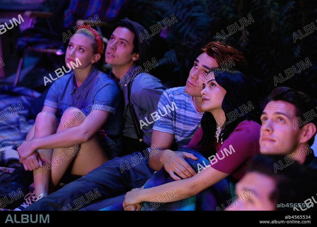 CAMILA MENDES, CASEY COTT, COLE SPROUSE, KJ APA et LILI REINHART dans RIVERDALE, 2017, réalisé par ROBERTO AGUIRRE-SACASA. Copyright CBS TELEVISION. Temporada 4 Episodio 1.