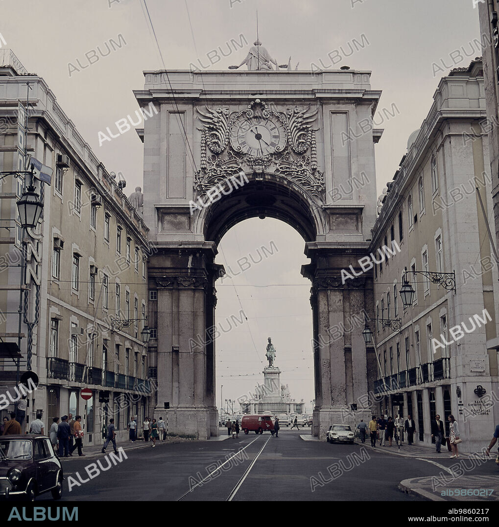 PLAZA DEL COMERCIO - ARCO DE LA RUA AUGUSTA - FOTO AÑOS 60.