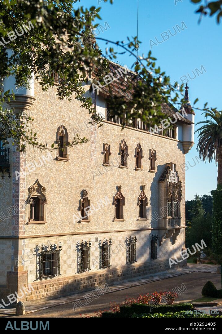 Josep Puig i Cadafalch / Fachada de Casa Garí, 1898-1899, Argentona, Barcelona, Cataluña, España.