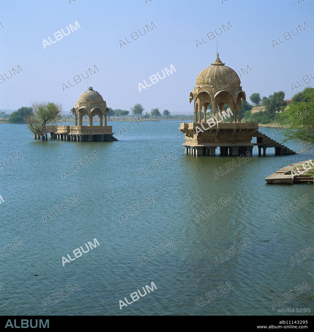 Gadi Sagar tank, Thar Desert, Jaisalmer, Rajasthan state, India, Asia.