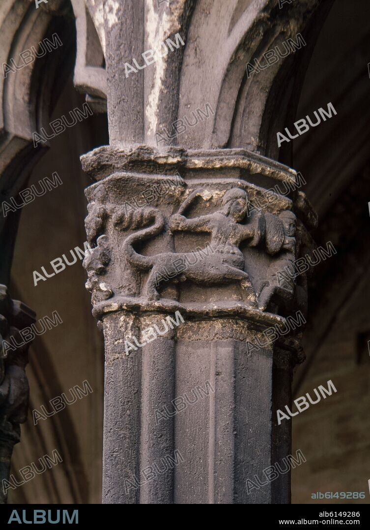 CLAUSTRO-CAPITEL GOTICO.