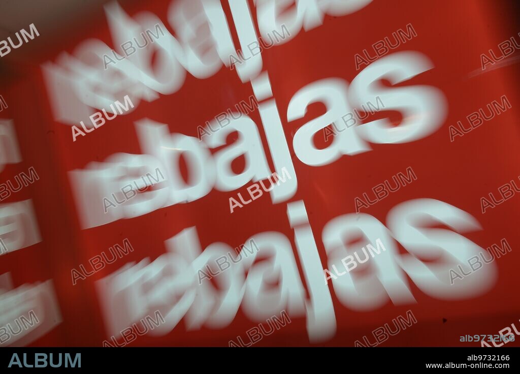 Madrid, 06/01/2017. Carteles de Rebajas de el corte Inglés. Foto: Maya Balanya Archdc.