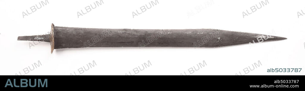 Iron sword, gladius, of the Mainz type. The blade is rombic in cross section and is slightly wider at the handle and where the tip starts than in the middle. The baffle plate is made of bronze and silver plated at the bottom. At the top, no remains of silvering are left. The handle of the sword, which was probably made of organic material, has disappeared, sword, gladius, metal, iron, 66.5 x 5.5 cm, Roman 1-50, the Netherlands, Gelderland, Berg en Dal, Millingen. Rhine, Waal.