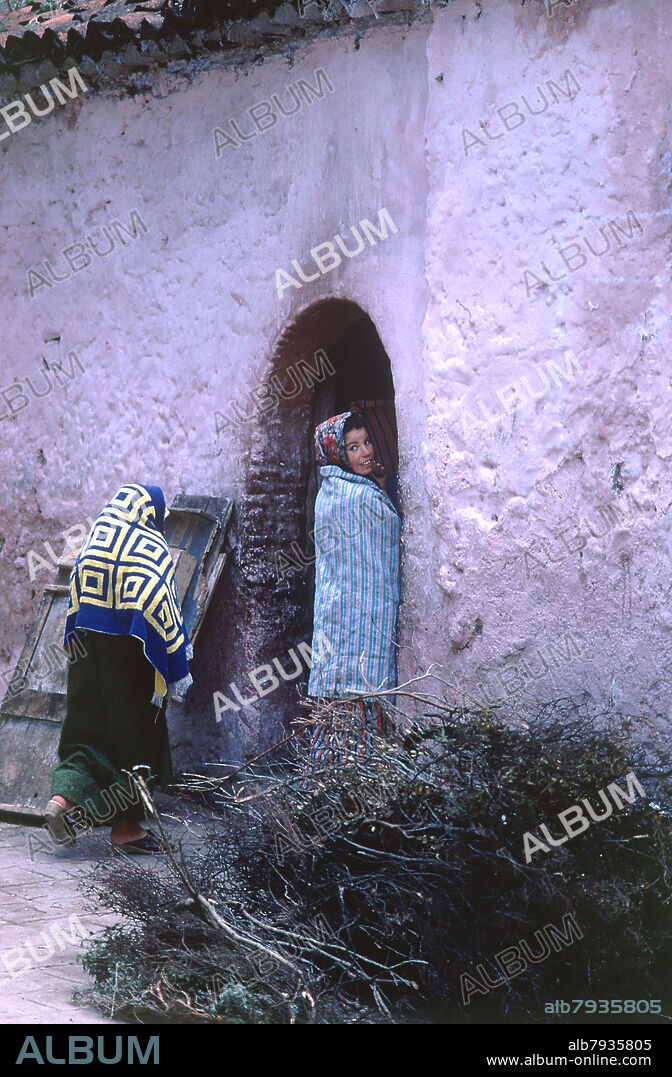 MUJERES ESPERANDO COMPRAR EN EL HORNO DE UNA PANADERIA.