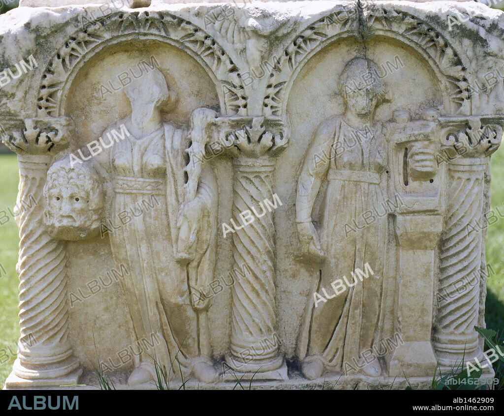SARCOFAGO ROMANO. Detalle de una de las caras longitudinales donde se representa a dos MUSAS GRIEGAS, inspiradoras de las artes, Una porta una máscara teatral y la otra una lira. AFRODISIA DE CARIA. Península Anatólica. TURQUIA.