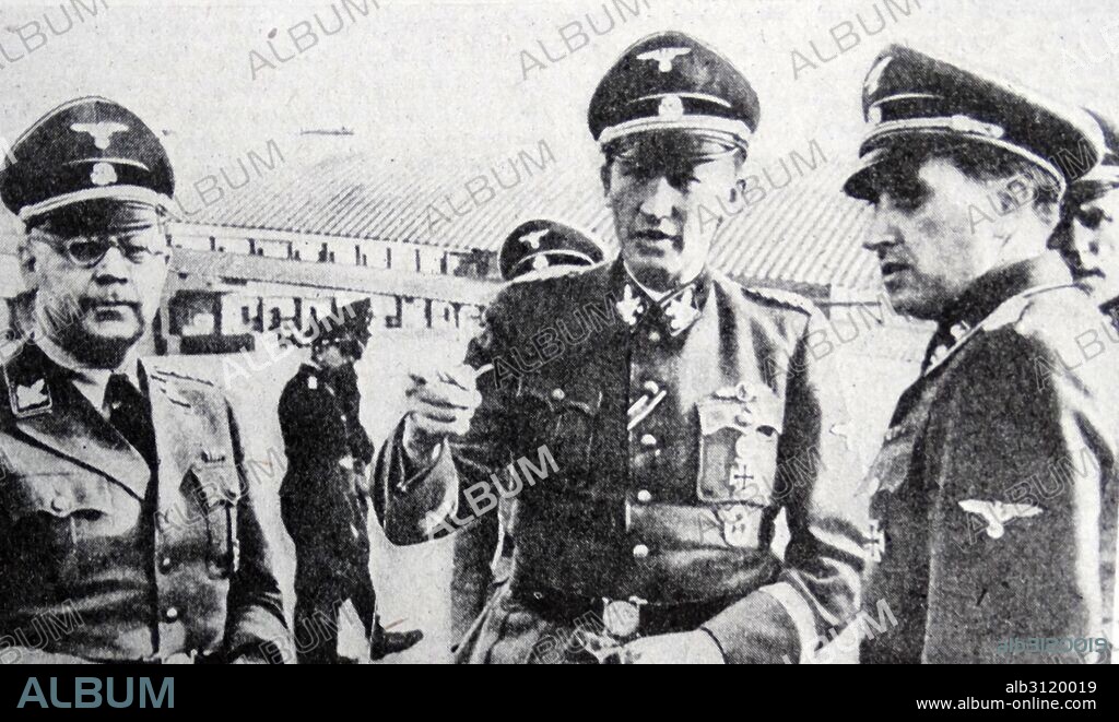 Heindrich Himmler (left) with Reinhardt Heydrich (center) in Paris, 1941.