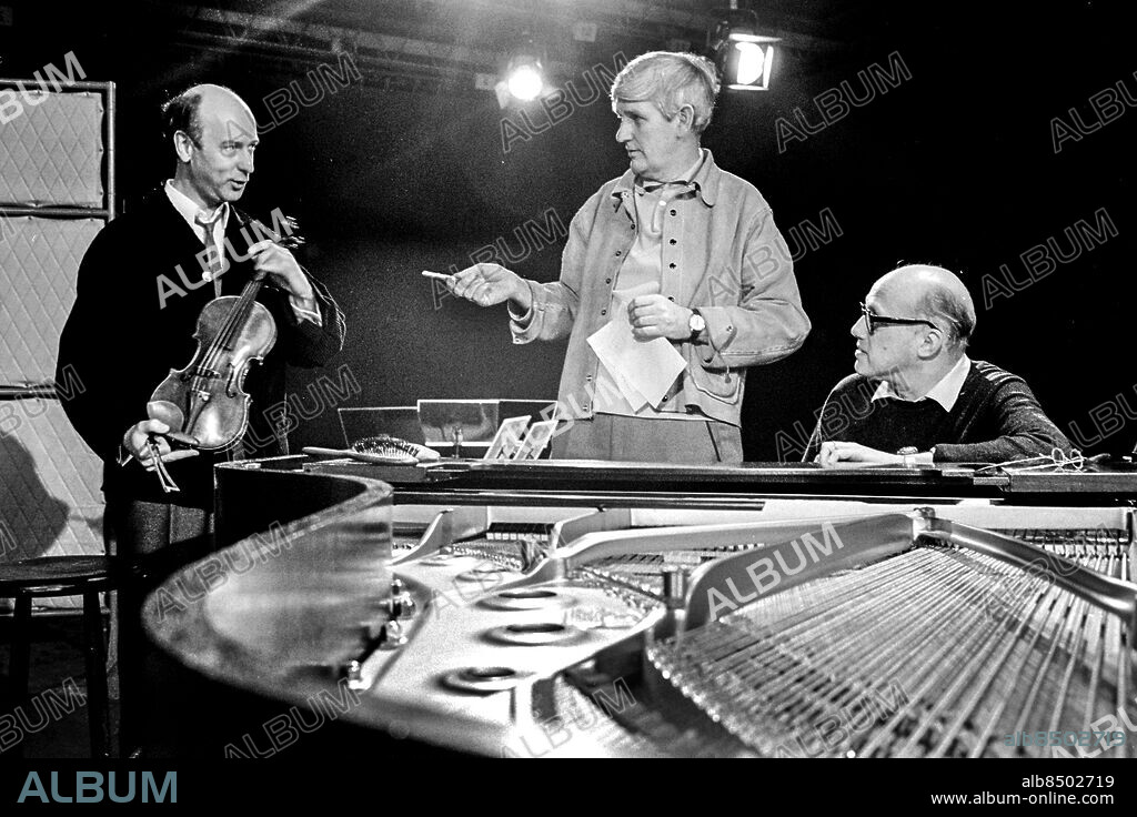 1967-05.. LEK MED LILLAN. MUSIKALISKT INTERMEZZO.. Producent: Lars Egler. Presentatör: Bo Teddy Ladberg. Medverkande: Sven-Erik Bäck, tonsättare och violinist, samt Eric Ericson, dirigent och körpedagog.. Sänt första gången 1967-12-24.. Här ses från vänster Sven-Erik Bäck, Bo Teddy Ladberg och Eric Ericson.. Foto: Bo-Aje Mellin / RiR / SVT / Kod: 5600. Reportage publ. i RiR 52/67 sid. 30.. RiR 18569 sv/v neg  . Trio.