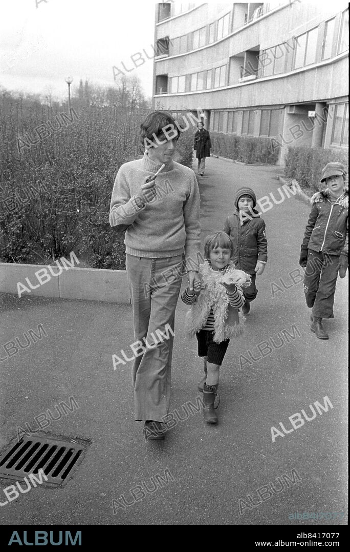 STOCKHOLM 19740421 - Journalisten Peter Bratt tillsammans med ett av sina barn. Peter Bratt och Jan Guillou avslöjade förra året, i tidningen Folket i Bild/Kulturfront, den hemliga underrättelsetjänsten Infomationsbyrån, IB. Avslöjandet kom att kallas IB-affären. Bilden tagen samma dag som Bratt släpptes ur fängelset där han avtjänat ett kortare straff för spioneri.. Foto: Sven Erik Sjöberg / DN / SCANPIX / kod 53.