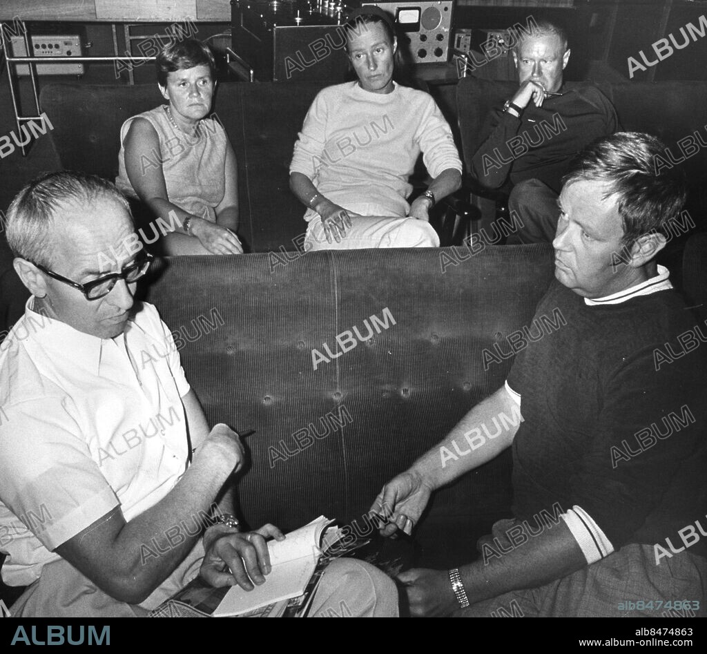 ARKIV 1969. Förhandsvisning av filmen Kärlekens språk 1969. Experterna Maj-Briht Bergström-Walan (längst bak tv), Inge och Sten Hegeler (i bakre raden) och docent Sture Cullhed längst fram th. Deltog gjorde också Expressens medicinske medarbetare Bernt Bernholm tv.. Foto: Kenneth Jonasson Kod: 24. COPYRIGHT SCANPIX SWEDEN.