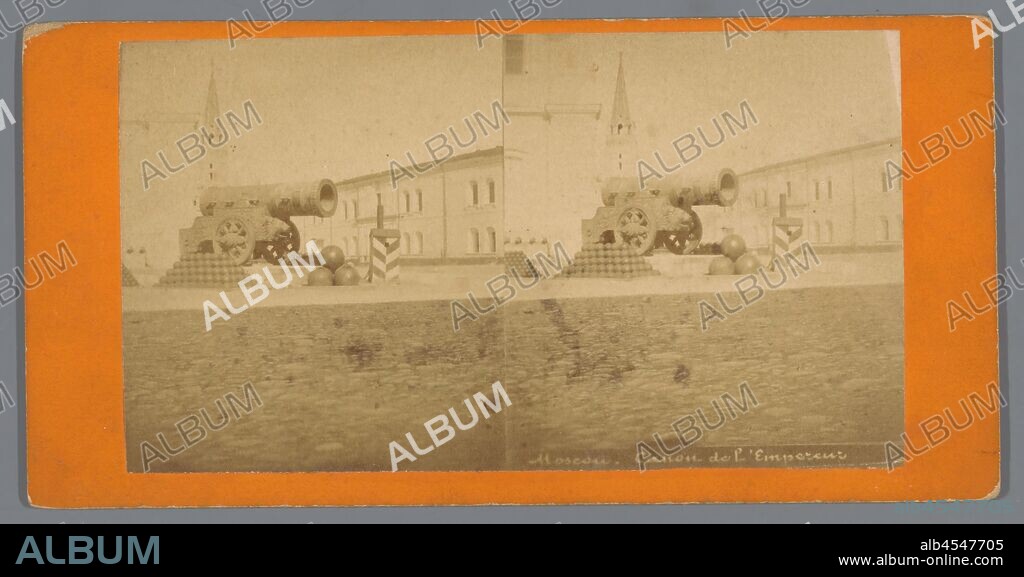 Tsaren cannon in the Moscow Kremlin, Moscou. Canon de L'Empereur (title on object), firearms: cannon, Tsarenkanon, anonymous, Kremlin, c. 1850 - c. 1880, cardboard, photographic paper, albumen print, h 85 mm × w 170 mm.