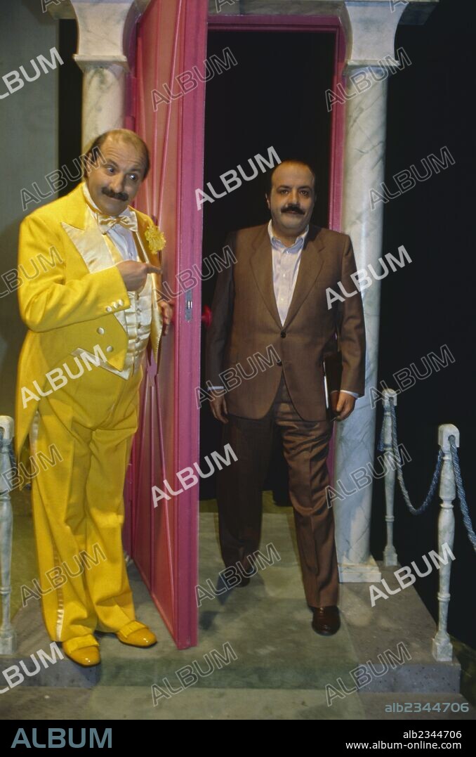 Maurizio Costanzo and Franco Bracardi at the theatre Parioli. Italian musician Franco Bracardi opening the door for Italian TV host and journalist Maurizio Costanzo at the theatre Parioli staging the TV show Maurizio Costanzo Show. Rome, 1982.