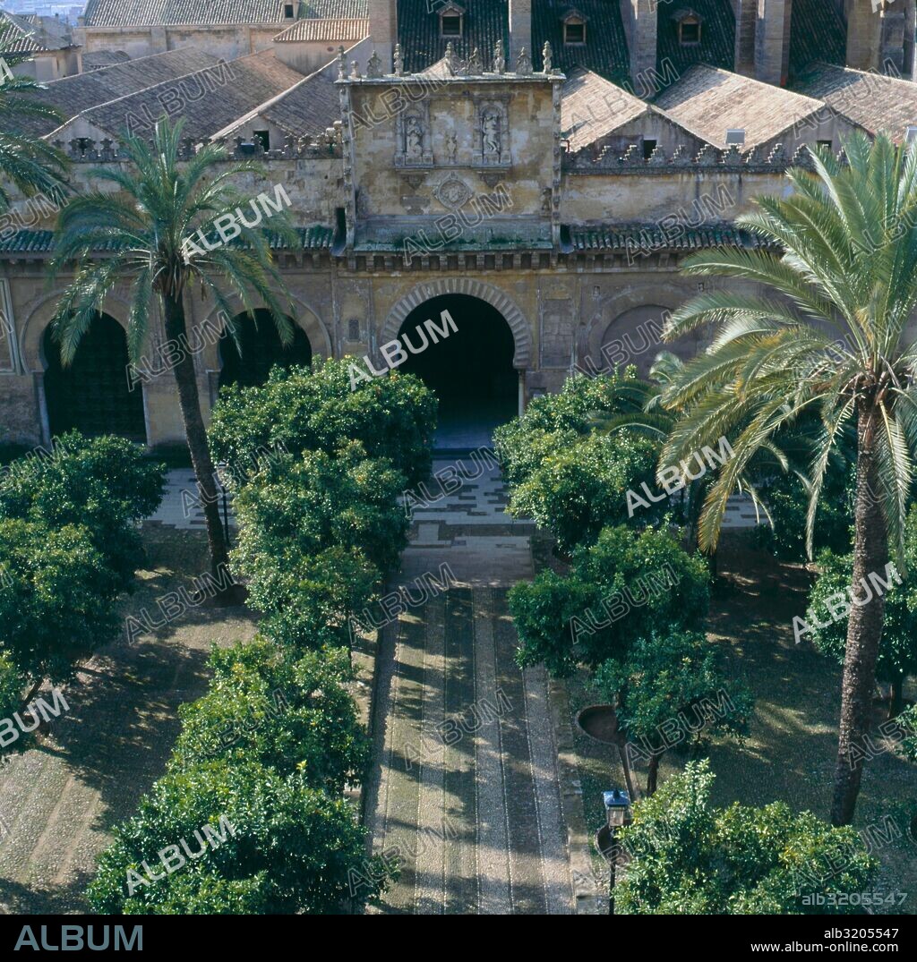 MEZQUITA DE CORDOBA. PATIO DE LOS NARANJOS.  CORDOBA, ESPAÑA.