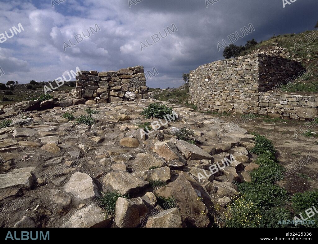 ARTE CELTA. CULTURA DE LOS CASTROS. ESPAÑA. Desarrollada durante la última fase de la Edad del Bronce y la Edad del Hierro (1200-500 a. C.) en la Meseta y el Oeste peninsular. Son poblados de piedra con edificios curvos de muros levantados con lajas de pizarra y con barro. Vista del CASTRO DE LAS COGOTAS (700-220 a. C.). Alrededores de Cardeñosa. Provincia de Avila. Castilla-León.