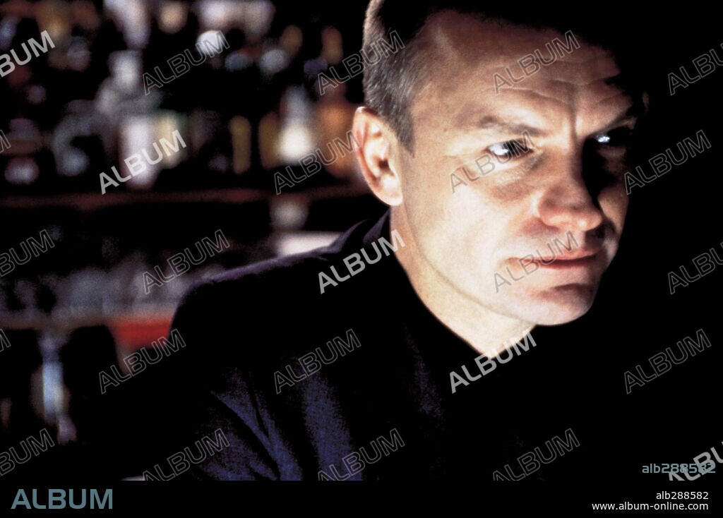 sting in TWO SMOKING BARRELS, 1998 (LOCK, STOCK, AND TWO SMOKING BARRELS), directed by GUY RITCHIE. Copyright HANDMADE FILMS.