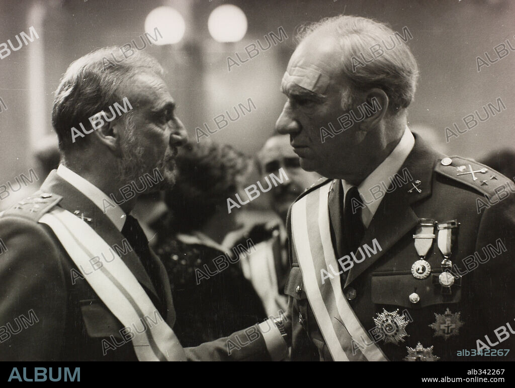 FERNANDO FERNAN GOMEZ y HECTOR ALTERIO en MI GENERAL, 1987. Copyright FIGARO FILMS.