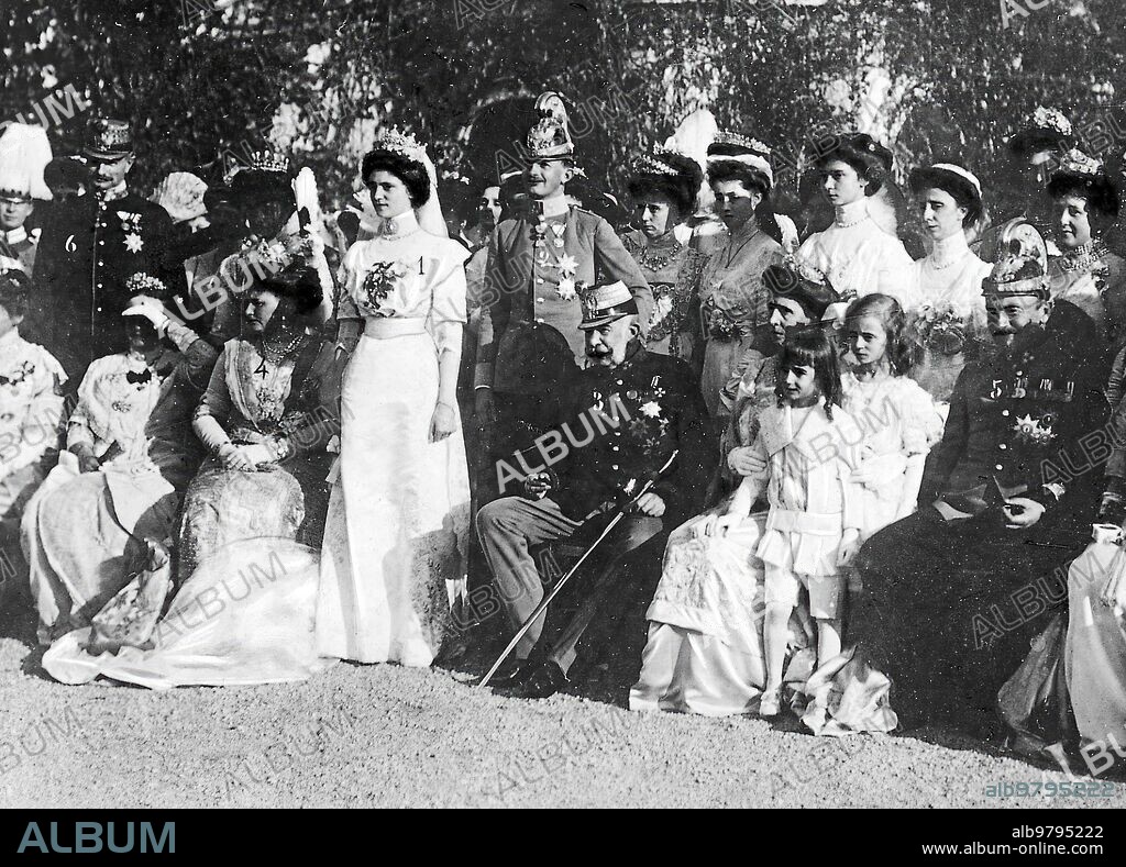 Octubre 1911. Los Príncipes Zita de Borbón 1- Francisco José 2- Emperador Francisco José 3- archiduquesa Madre, 4- Rey de Sajonia 5- duque Miguel de Braganza 6- y la familia Imperial.