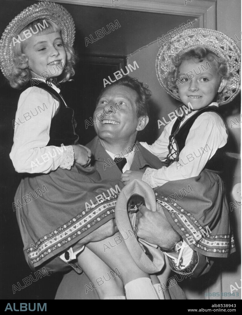 ©SCANPIX SWEDEN, 1955-10-13.. Danny Kaye, skådespelare och artist.. Danny Kaye är ambassadör för UNICEF, FN:s barnhjälpsfond. På bilden ser vi honom med två av sina medaktörer från Barnens brevlåda, tioåriga Ulla-Britta och sexåriga Inga-Lisa Dahlqvist från Solna.Foto: SCANPIX. Code: 20360. ------------.