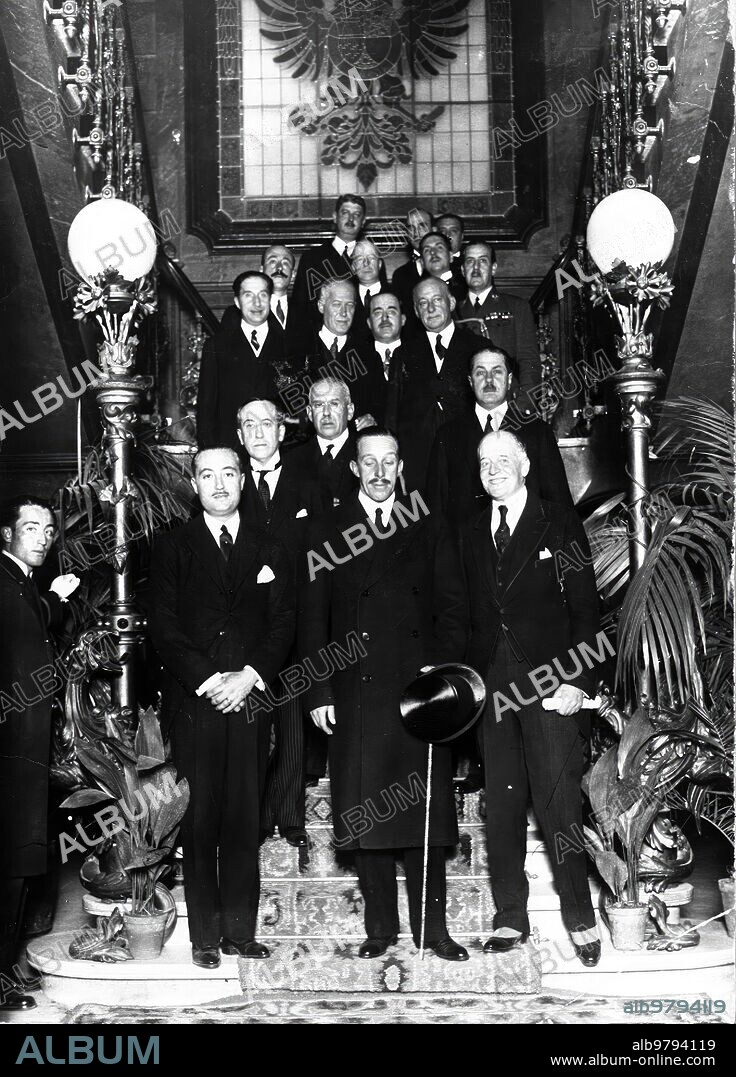 Fotografía de la Última visita que S.M. El Rey don Alfonso Xiii Hizo A prensa Española, con motivo de la exposición de Anteproyectos al monumento A su Augusta Madre. A su derecha Está el Marqués de Luca tena y A su izquierda el Marqués de santa Cruz. Y en el grupo Figuran el jefe del Gobierno, Marqués de Estella, los Duques de miranda y Sotomayor, el Marqués de Urquijo, don José Yangüas Messía, don Eduardo Callejo, don Fernando Luca de Tena, don graciano Atienza, don Pedro Caballero, el Conde de los Andes y don Luis de Galinsoga.