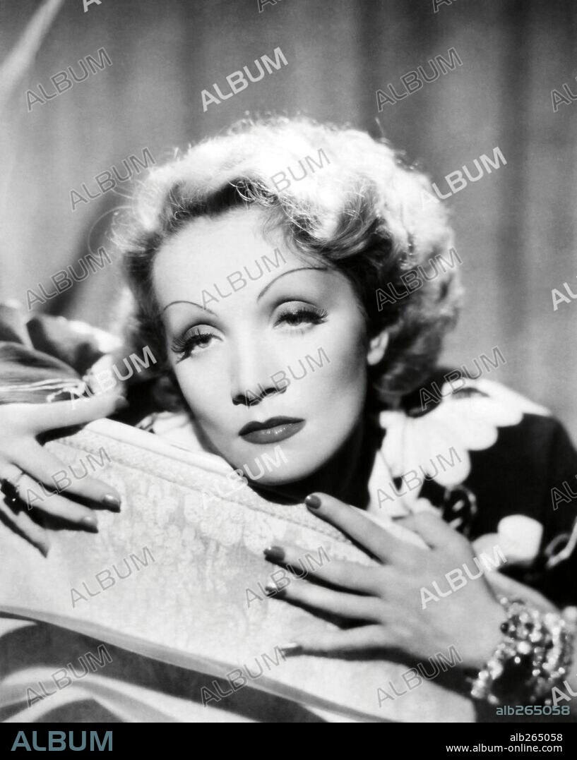 MARLENE DIETRICH.  1935
