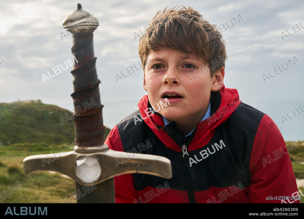 LOUIS ASHBOURNE SERKIS en EL NIÑO QUE PUDO SER REY, 2019 (THE KID WHO WOULD BE KING), dirigida por JOE CORNISH. Copyright Big Talk Pictures/Working Title Films.
