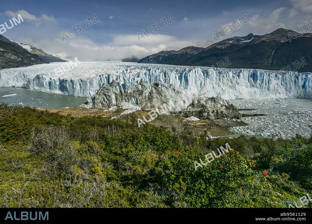 glaciar Perito Moreno , Parque Nacional Los Glaciares, departamento Lago Argentino, provincia de Santa Cruz, republica Argentina,Patagonia, cono sur, South America.