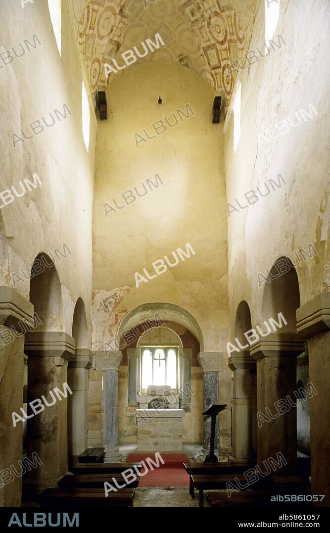 Iglesia de San Salvador de Valdedios; preromanica (S.IX); interior de nave.