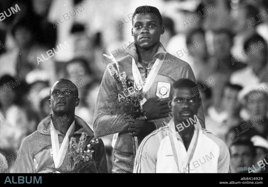 Los Angeles 1984-08-04. Amerikanske sprintern Carl Lewis på prispallen efter segern på herrarnas 100 meter i OS i Los Angeles. Sam Graddy, USA, kom tvåa och Ben Johnson, Kanada, trea. Foto: Leif Engberg / DN / TT / Kod: 15. ** SvD OUT **.