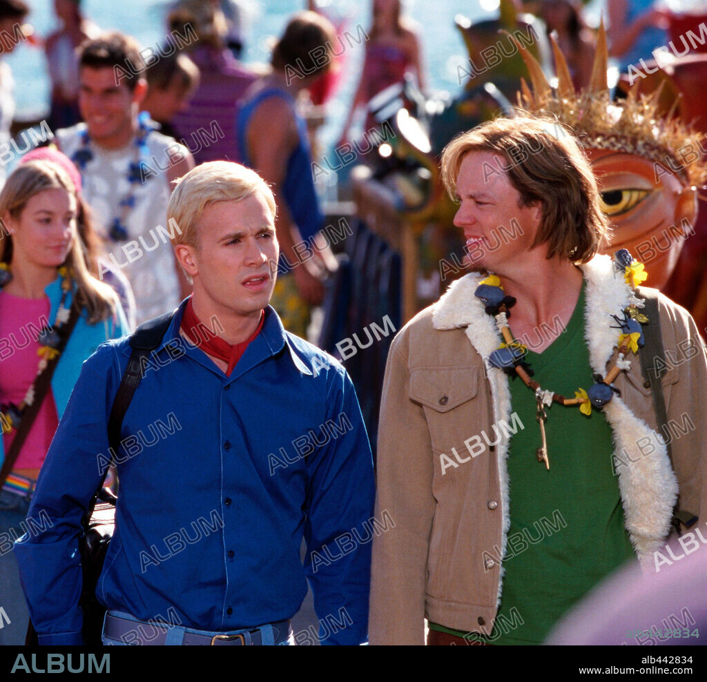 FREDDIE PRINZE JR. and MATTHEW LILLARD in SCOOBY-DOO, 2002, directed by RAJA GOSNELL. Copyright WARNER BROS. PICTURES.