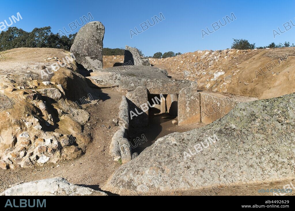 Dolmen of Lacara (between 3000 and 4000 BC), Merida, Badajoz, Extremadura, Spain, Europe.