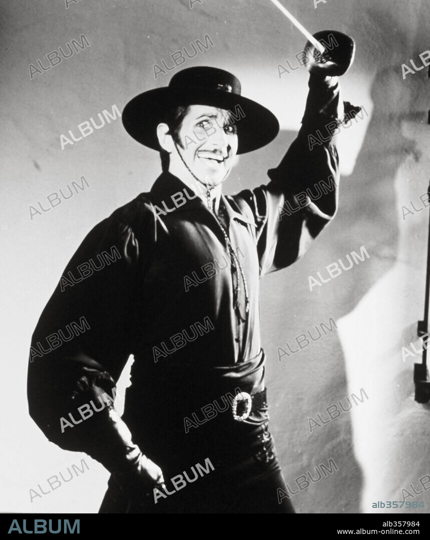George Hamilton en ESTOS ZORROS LOCOS, LOCOS, LOCOS, 1981 (ZORRO, THE GAY BLADE). Copyright 20TH CENTURY FOX.