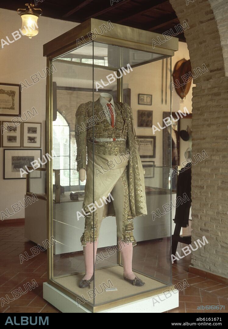TRAJE DE LUCES - INTERIOR DEL MUSEO.
