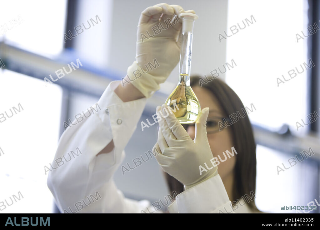 Sativex is a drug derived from cannabis, produced by the GW Pharmaceuticals laboratory. This oral spray has just obtained marketing authorization in France, for use limited to patients with multiple sclerosis.