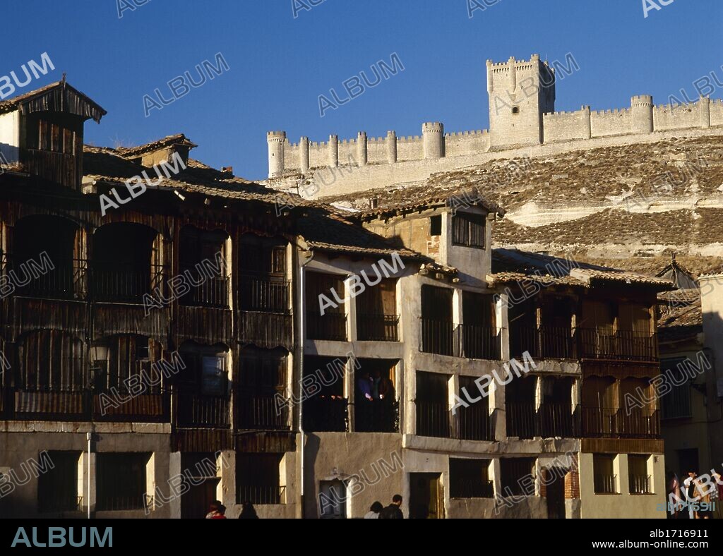 CASTILLA-LEON. PEÑAFIEL. Vista parcial de la PLAZA DEL COSO rodeada de casas típicas. Al fondo, el CASTILLO, fundado por el conde Laín Calvo en el siglo X y declarado Monumento Nacional en el año 1917. Provincia de Valladolid. España.