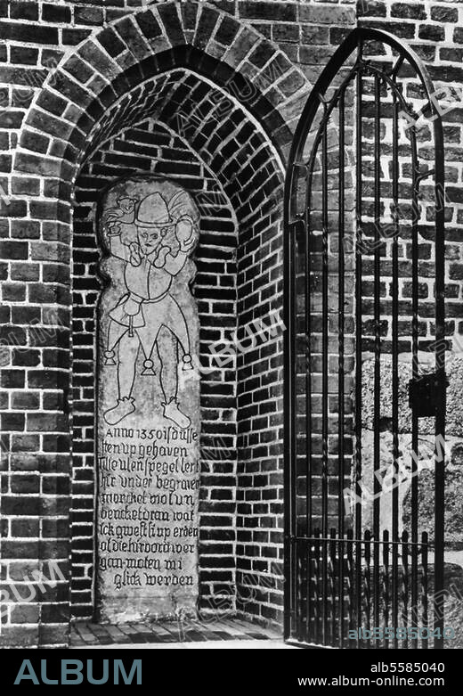 Eulenspiegel, Till Bäuerlicher Schalksnarr, Held eines Volksbuches. geb. in Kneitlingen, gest. Mölln 1350. Der Grabstein Till Eulenspiegels an der St. Nicolai-Kirche in Mölln. Foto.